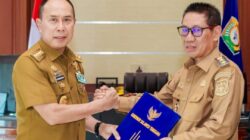Gubernur Sultra Serahkan Surat Penugasan Plt Bupati Kolaka Timur