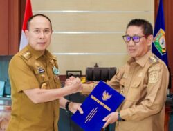 Gubernur Sultra Serahkan Surat Penugasan Plt Bupati Kolaka Timur