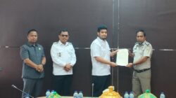 BPN Buton Serahkan Sertifikat kepada Pemda dan Warga Desa Wabula 1