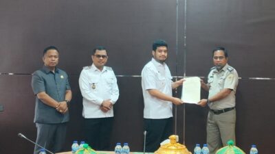 BPN Buton Serahkan Sertifikat kepada Pemda dan Warga Desa Wabula 1