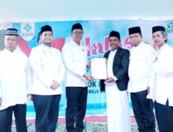 Kepala BPN Buton Serahkan Sertifikat kepada Ponpes Al-Ikhlas Pasarwajo