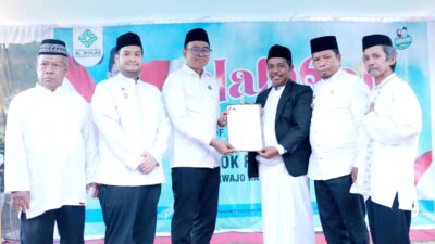 Kepala BPN Buton Serahkan Sertifikat kepada Ponpes Al-Ikhlas Pasarwajo