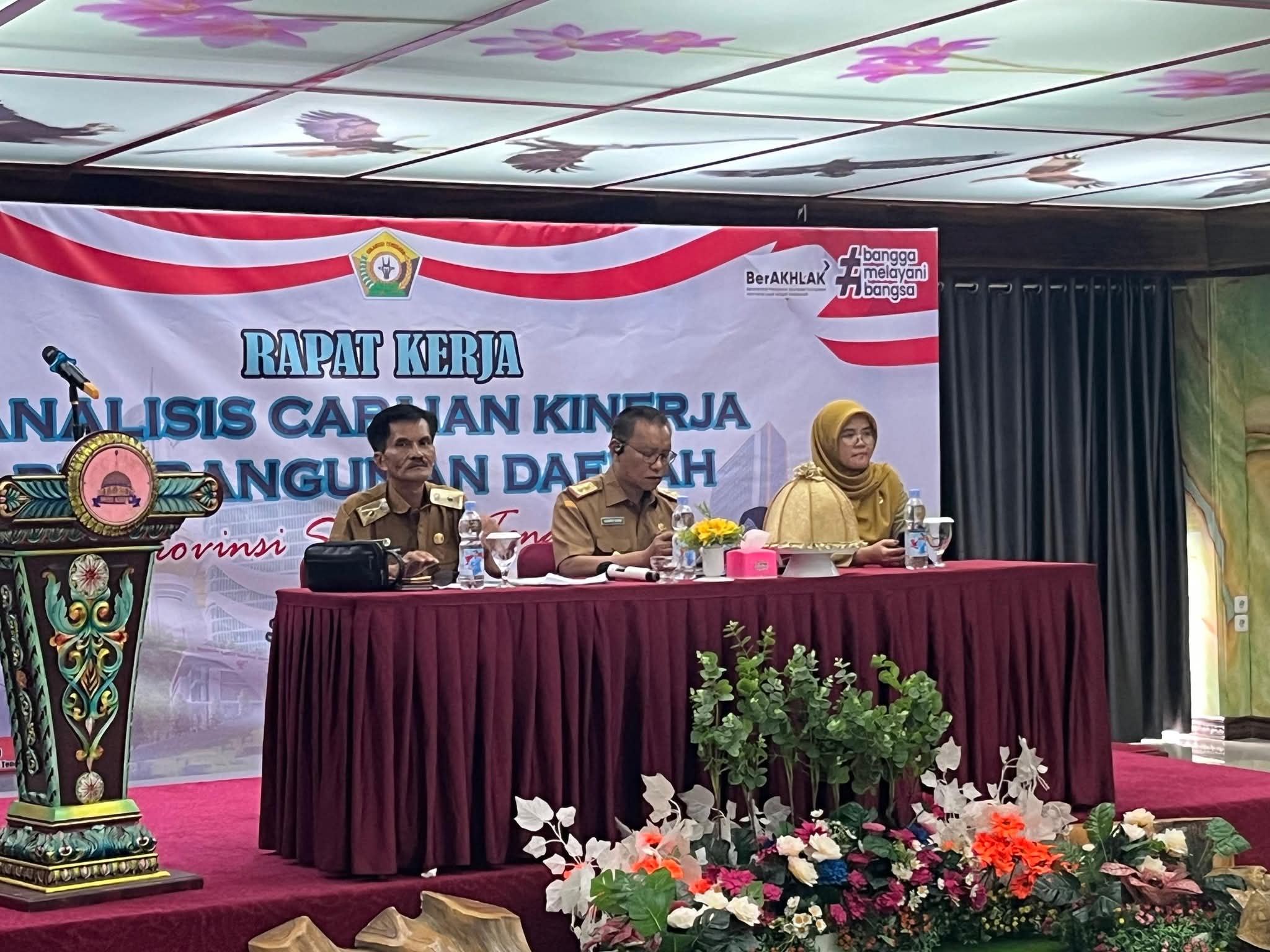 Staf Ahli Gubernur Sultra Buka Rapat Analisis Capaian Kinerja Pembangunan Daerah Tahun 2025