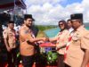 Semarakan HUT RI, Bupati Buton Bagikan Bendera Merah Putih