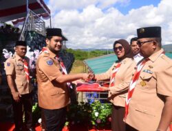 Semarakan HUT RI, Bupati Buton Bagikan Bendera Merah Putih