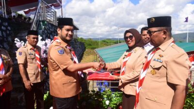 Semarakan HUT RI, Bupati Buton Bagikan Bendera Merah Putih