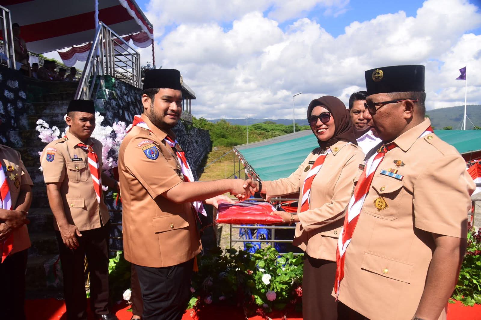 Semarakan HUT RI, Bupati Buton Bagikan Bendera Merah Putih