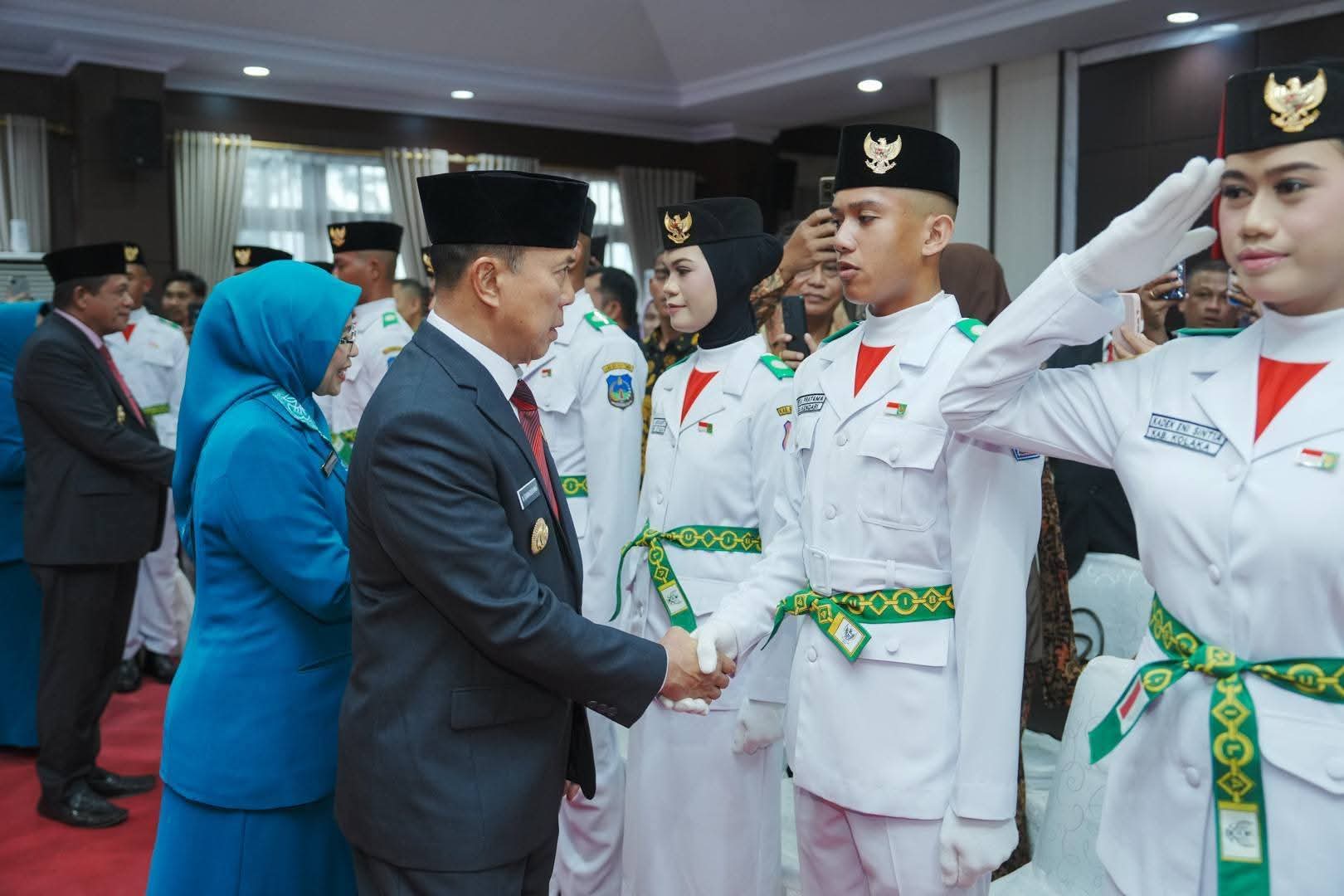 Gubernur Kukuhkan 42 Anggota Paskibraka Sultra 2025