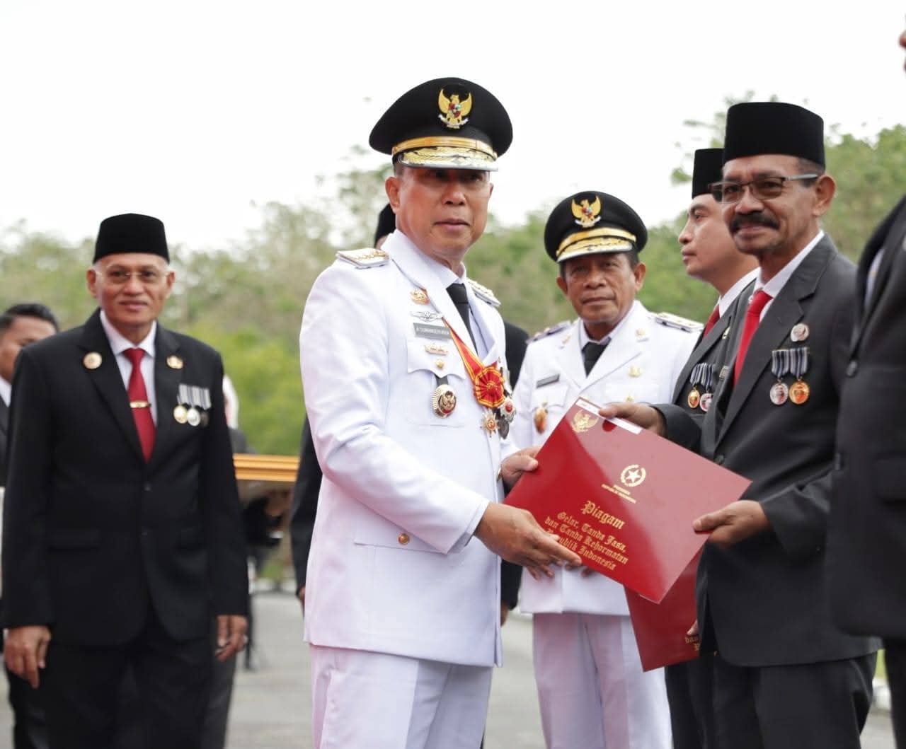 Gubernur Sultra Pimpin Upacara HUT ke-80 RI Gubernur Sultra Pimpin Upacara HUT ke-80 RI