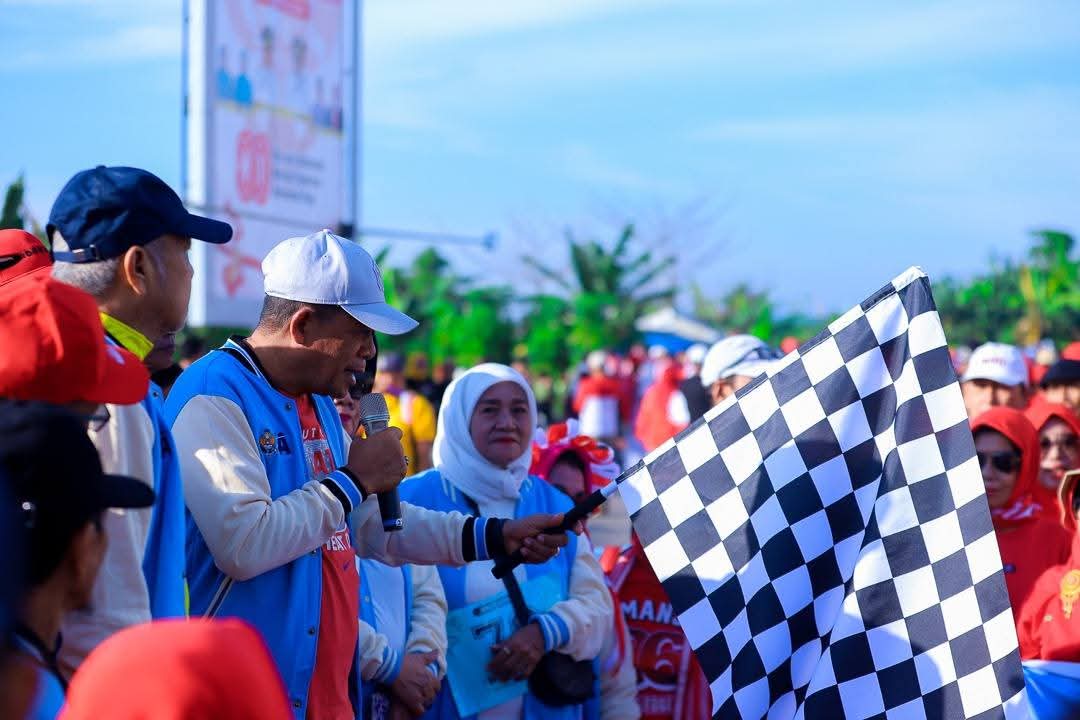 Wakil Gubernur Sultra Lepas Jalan Santai HUT Ke-63 SMANSA Kendari