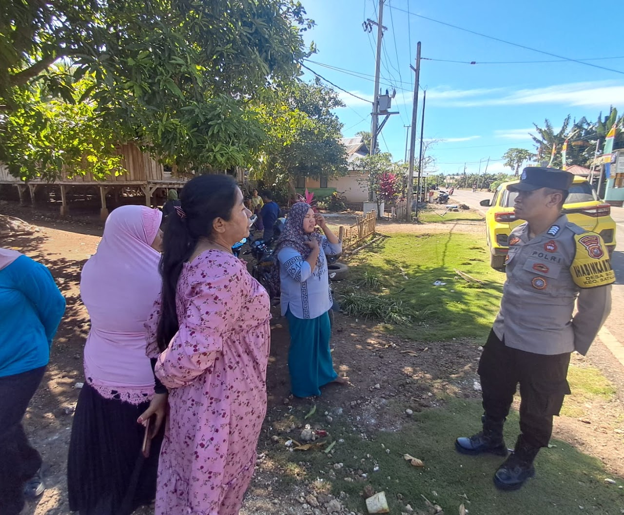 Wujudkan Kamtibmas Kondusif, Bhabinkamtibmas Polres Buton Sambangi Warga Wujudkan Kamtibmas Kondusif, Bhabinkamtibmas Polres Buton Sambangi Warga