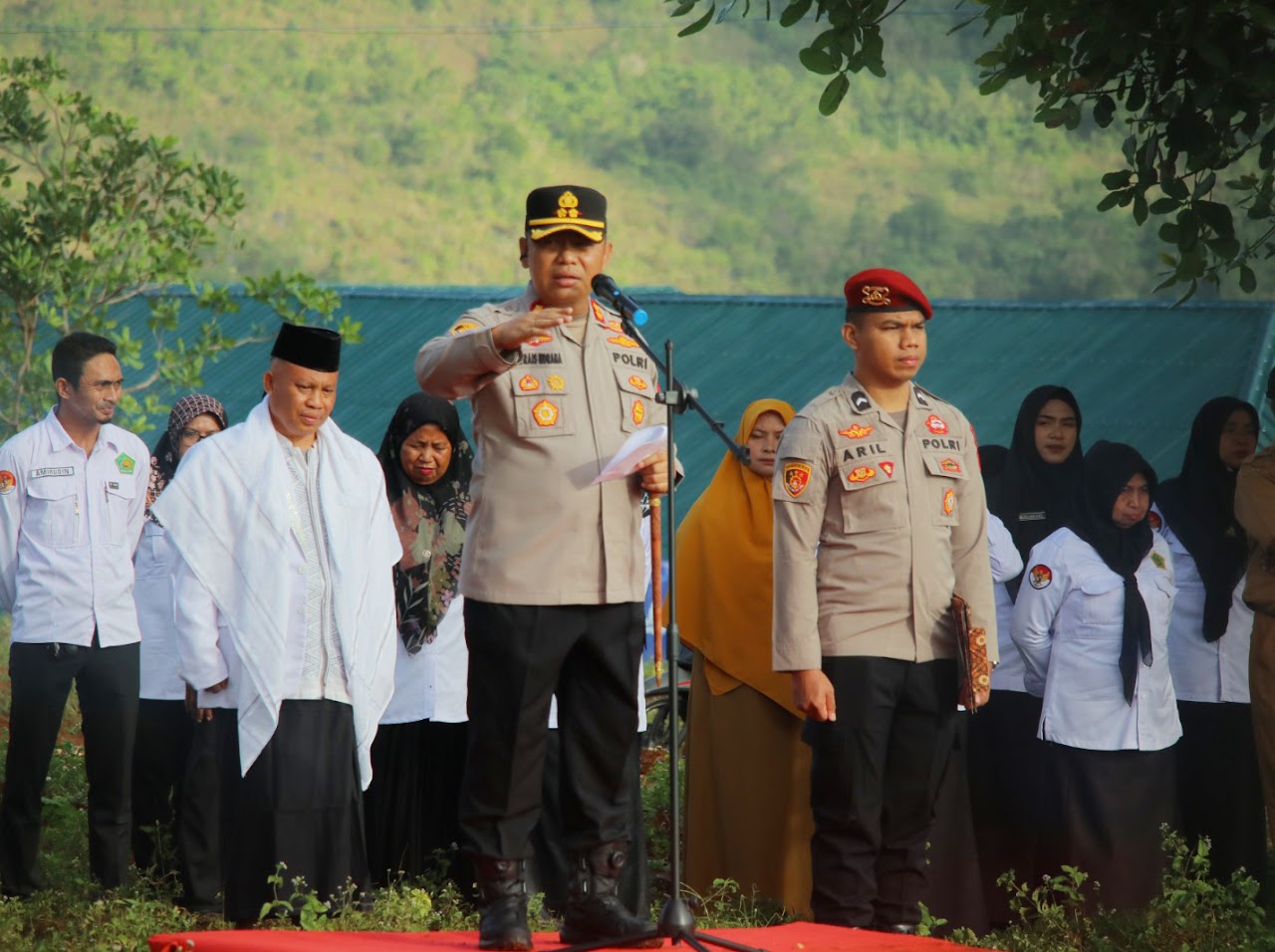 Kapolres Buton Pimpin Upacara Bendera di Pondok Pesantren Al- Ikhlas
