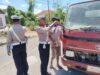 Jelang HUT RI Ke-80, Satlantas Polres Buton Bagikan Bendera Merah Putih