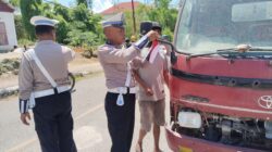 Jelang HUT RI Ke-80, Satlantas Polres Buton Bagikan Bendera Merah Putih