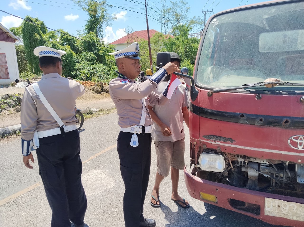 Jelang HUT RI Ke-80, Satlantas Polres Buton Bagikan Bendera Merah Putih