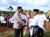 Polres Buton Bagikan Bendera Merah Putih ke Warga