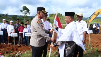 Polres Buton Bagikan Bendera Merah Putih ke Warga