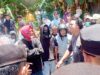 Diduga Melebihi Beban Muat, Puluhan Truk Pengangkut Aspal Ditahan Pendemo