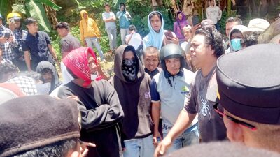 Diduga Melebihi Beban Muat, Puluhan Truk Pengangkut Aspal Ditahan Pendemo