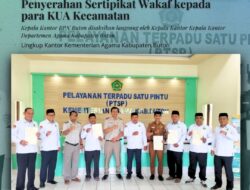 Kepala Kantah Buton Serahkan Sertipikat Wakaf kepada para Kepala KUA Kecamatan