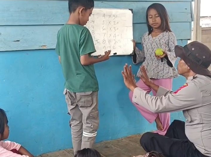 Aiptu Mardiyanto PM terus Berantas Buta Huruf Anak-anak Desa Bajo