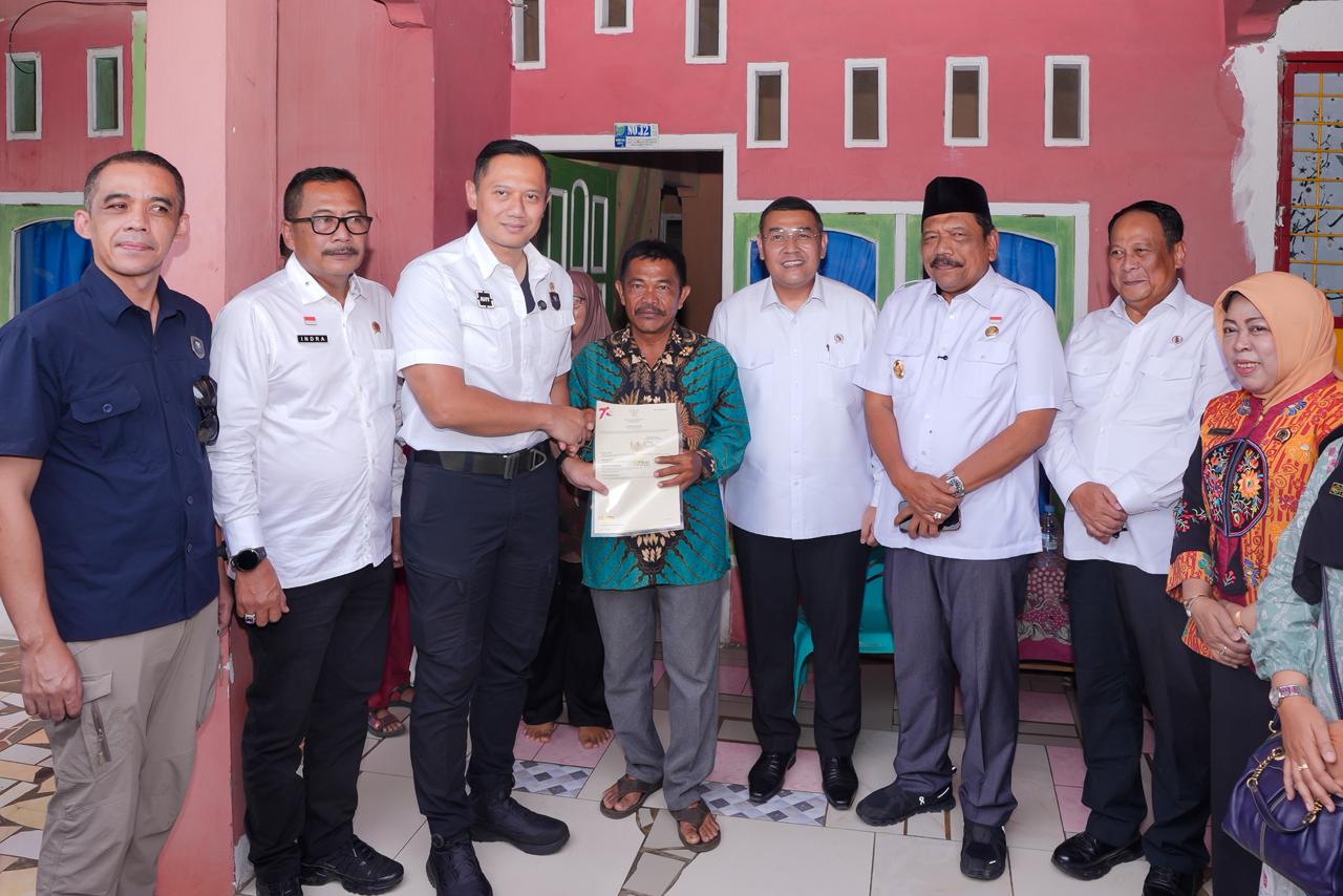 Wamen ATR/BPN bersama Menko AHY Serahkan Sertipikat di Bengkulu