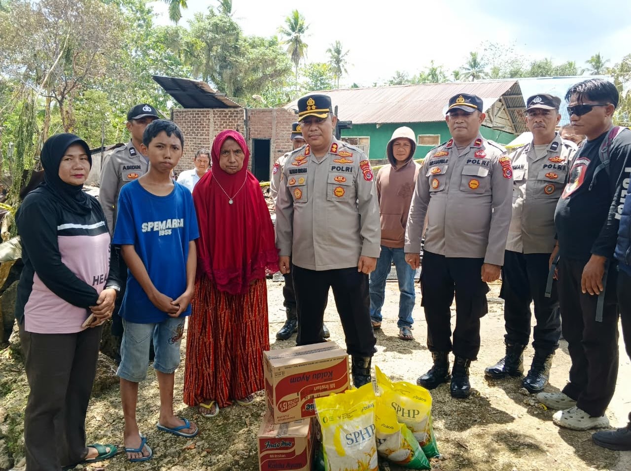 Kapolres Buton Berikan Bantuan Sosial Kepada Korban Kebakaran di Lasalimu