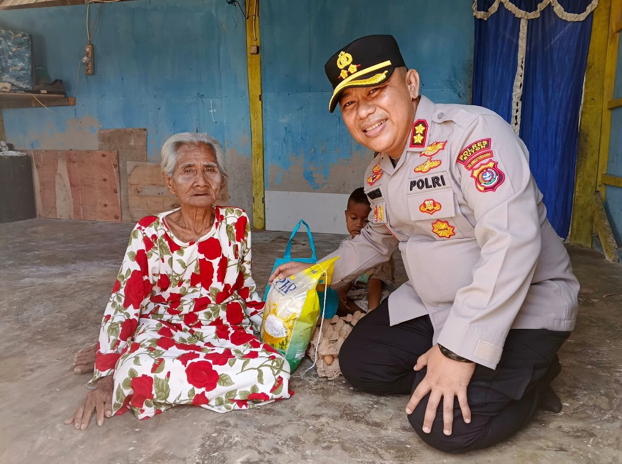 Polri Peduli, Kapolres Buton Berikan Sembako ke Warga