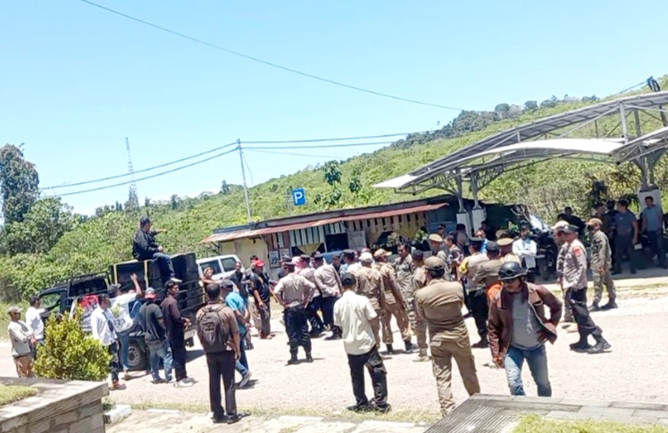 Pemkab Buton Digeruduk 2 Aksi Demo Pro Kontra Bupati