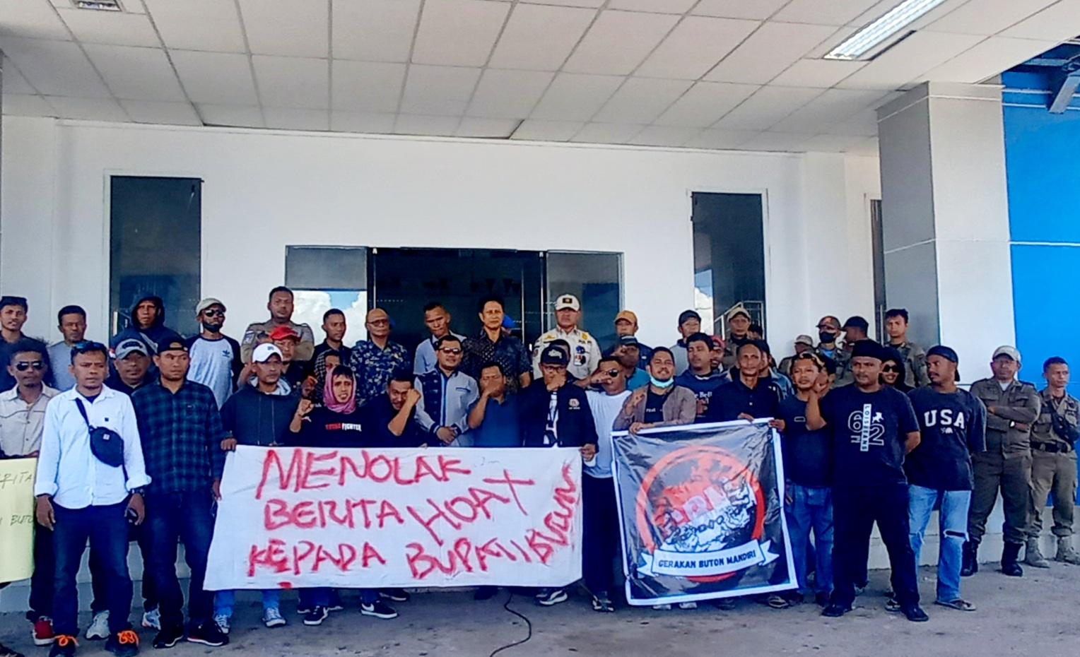 Pemkab Buton Digeruduk 2 Aksi Demo Pro Kontra Bupati Pemkab Buton Digeruduk 2 Aksi Demo Pro Kontra Bupati