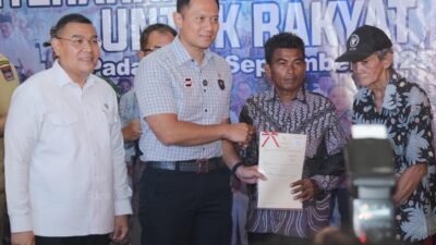 Kementrian ATR/BPN Serahkan Sertipikat Tanah Ulayat Hukum Adat di Padang
