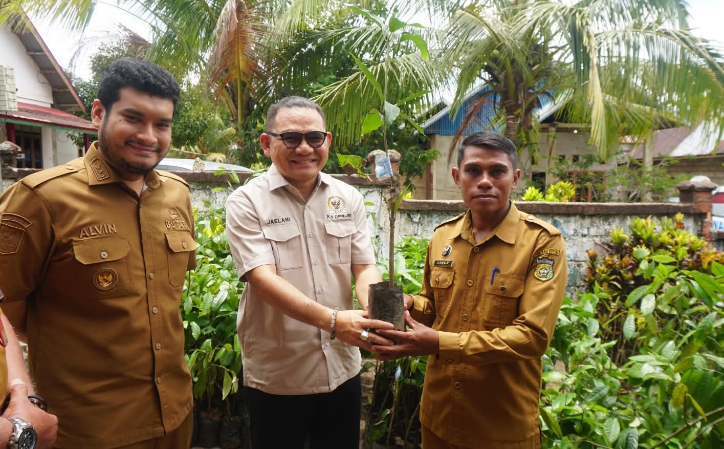 Masyarakat Desa Winning dapat Bantuan Bibit Masyarakat Desa Winning dapat Bantuan Bibit
