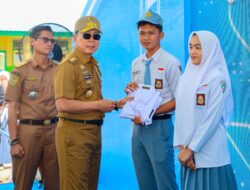 Gubernur Sultra Serahkan Bantuan Pendidikan pada Ribuan Siswa, Warga : “Terimakasih Gubernur”