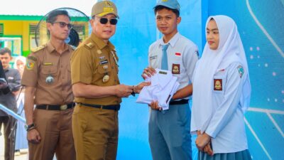 Gubernur Sultra Serahkan Bantuan Pendidikan pada Ribuan Siswa, Warga : "Terimakasih Gubernur"