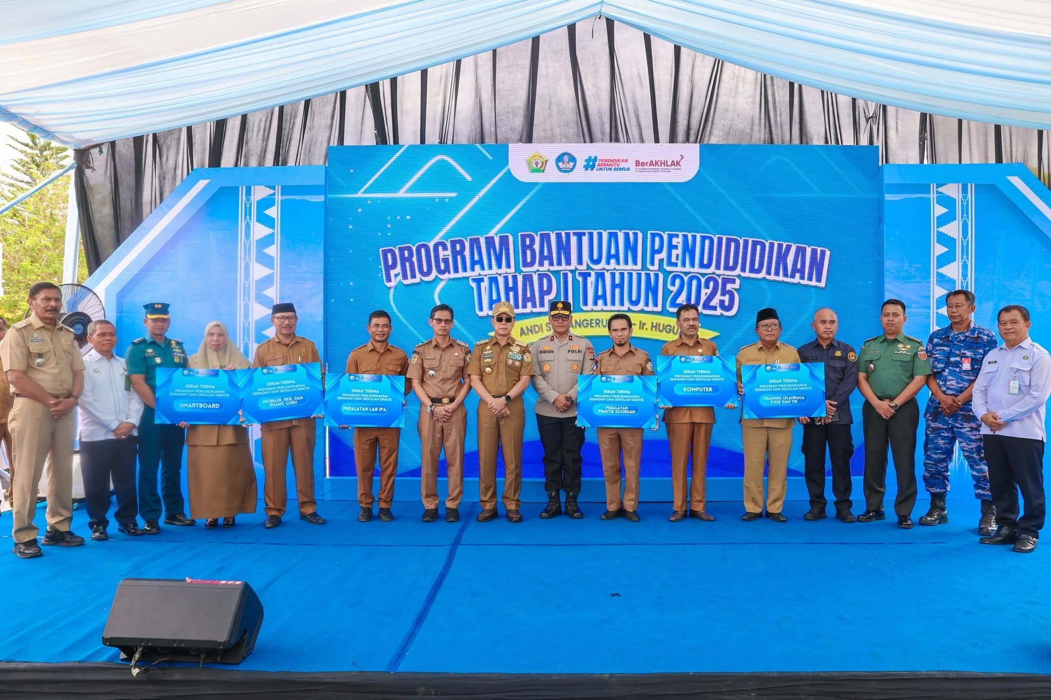 Gubernur Sultra Serahkan Bantuan Pendidikan pada Ribuan Siswa, Warga : "Terimakasih Gubernur"