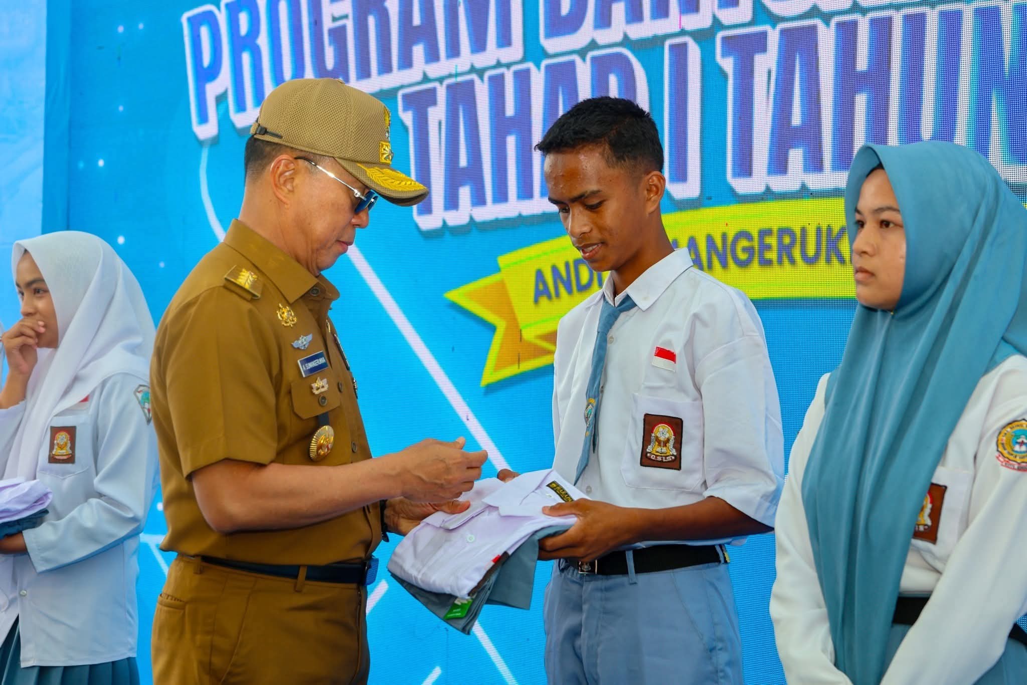 Gubernur Sultra Serahkan Bantuan Pendidikan pada Ribuan Siswa, Warga : "Terimakasih Gubernur" Gubernur Sultra Serahkan Bantuan Pendidikan pada Ribuan Siswa, Warga : "Terimakasih Gubernur"