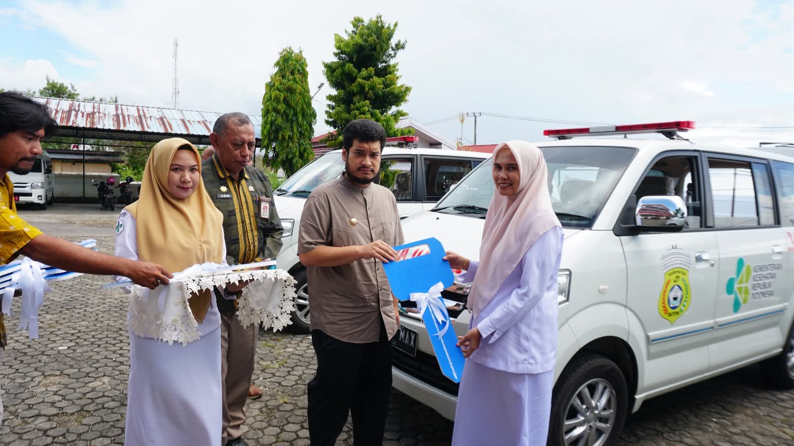 Bupati Buton Beri Bantuan 7 Mobil di puskesmas