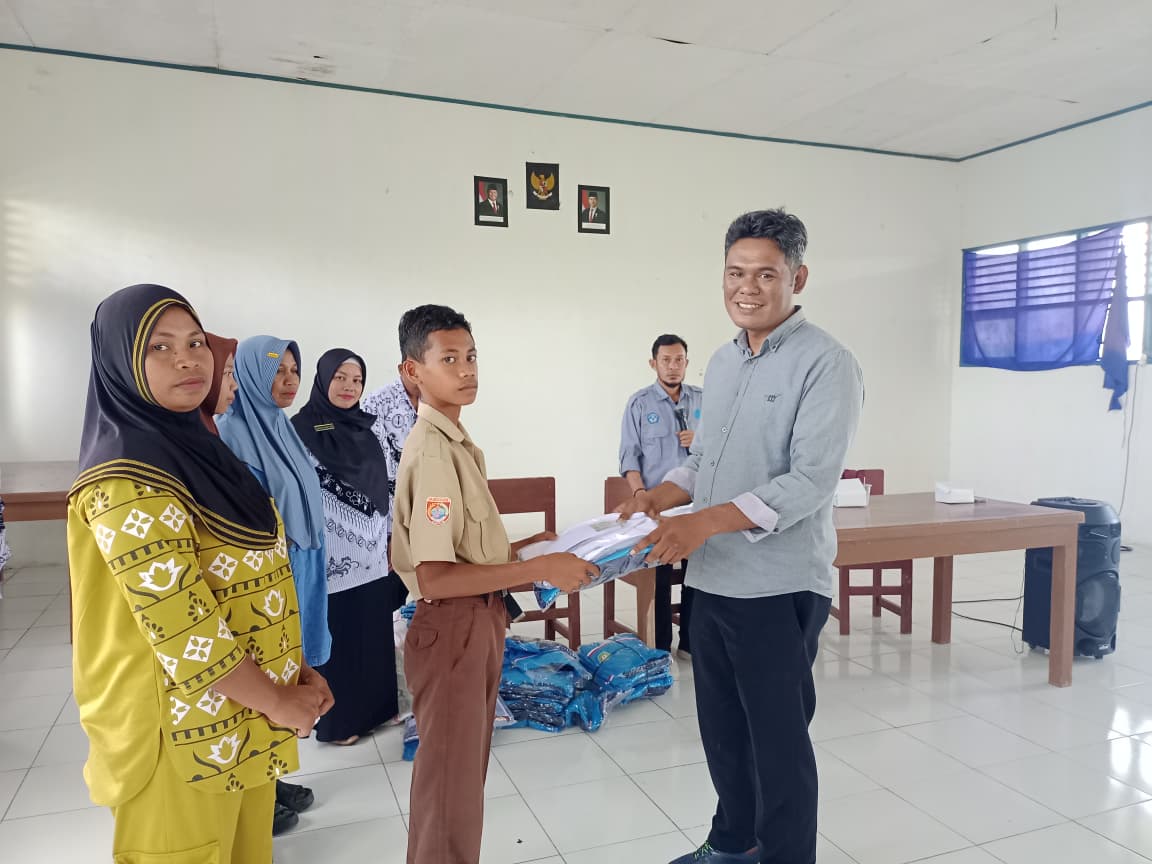 Gubernur Sultra Serahkan Bantuan Pendidikan pada Ribuan Siswa, Warga : "Terimakasih Gubernur" Gubernur Sultra Serahkan Bantuan Pendidikan pada Ribuan Siswa, Warga : "Terimakasih Gubernur"