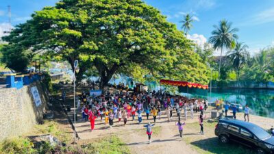 Kolaborasi KKN UM Buton dan Pemda Gelar Aksi Plalking dan Senam Massal di Kali Lakua