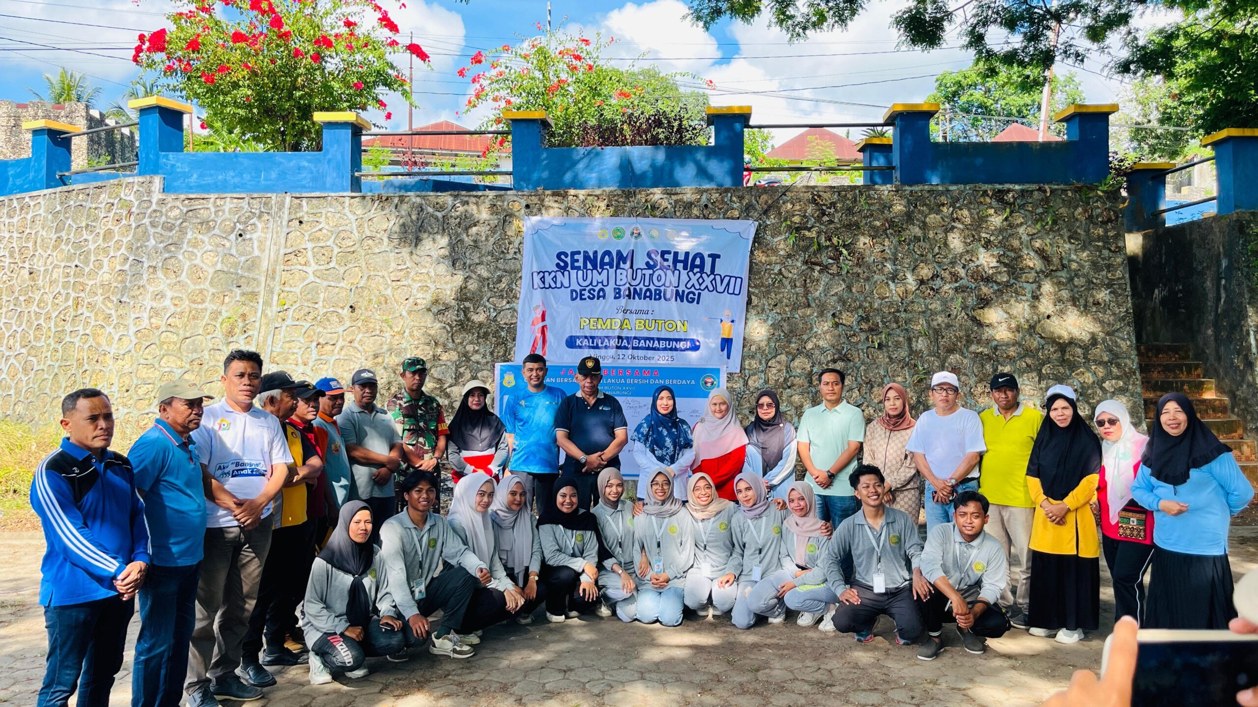 Kolaborasi KKN UM Buton dan Pemda Gelar Aksi Plalking dan Senam Massal di Kali Lakua Kolaborasi KKN UM Buton dan Pemda Gelar Aksi Plalking dan Senam Massal di Kali Lakua