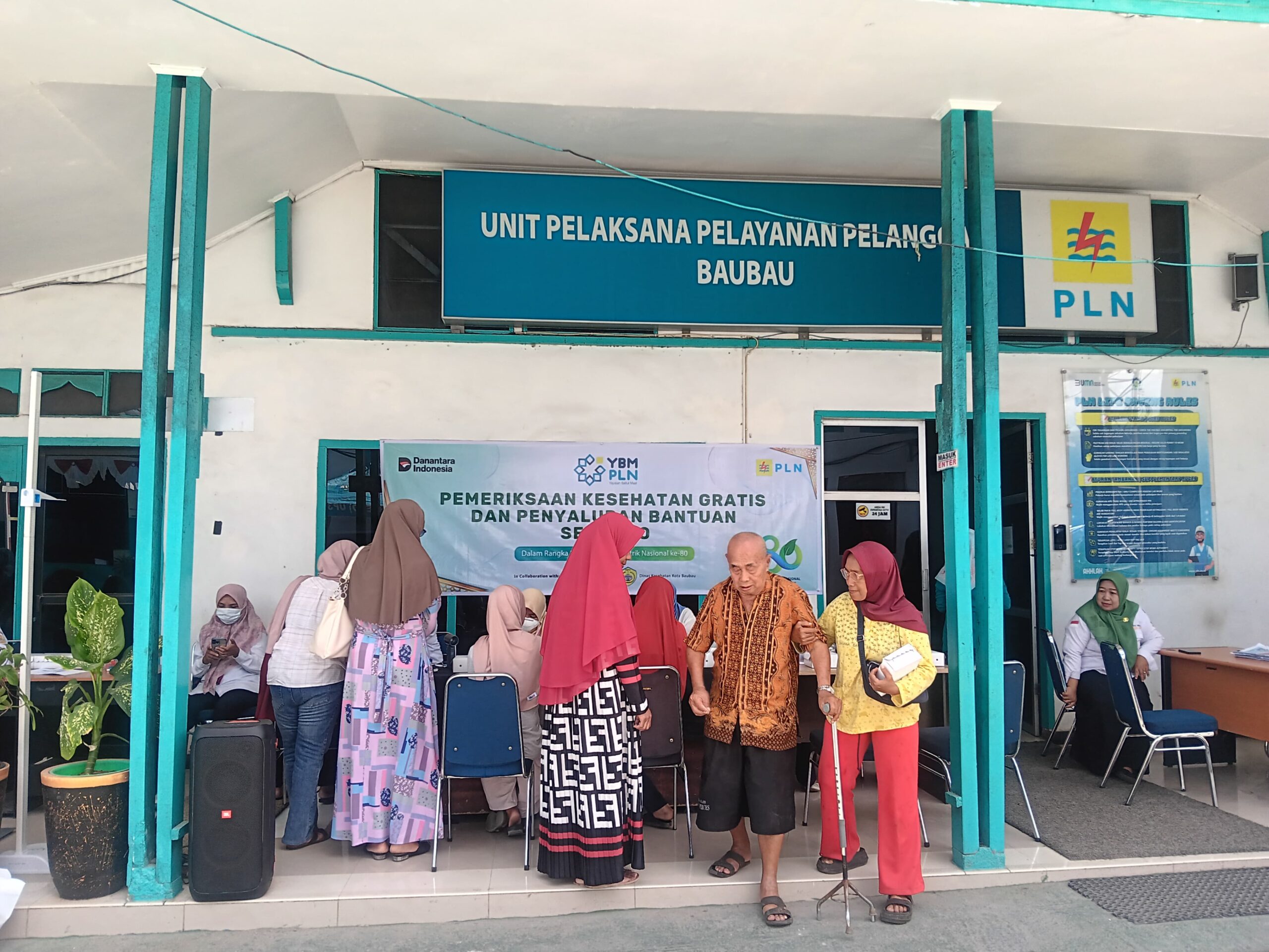 Hari Listrik Nasional ke-80 PLN UP3 Baubau Gelar Baksos