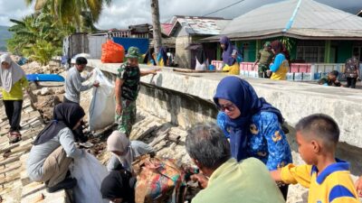 Mahasiswa KKN UMB Bersama Koramil, Kelurahan dan Siswa SMP Gelar Aksi Bersih Pantai