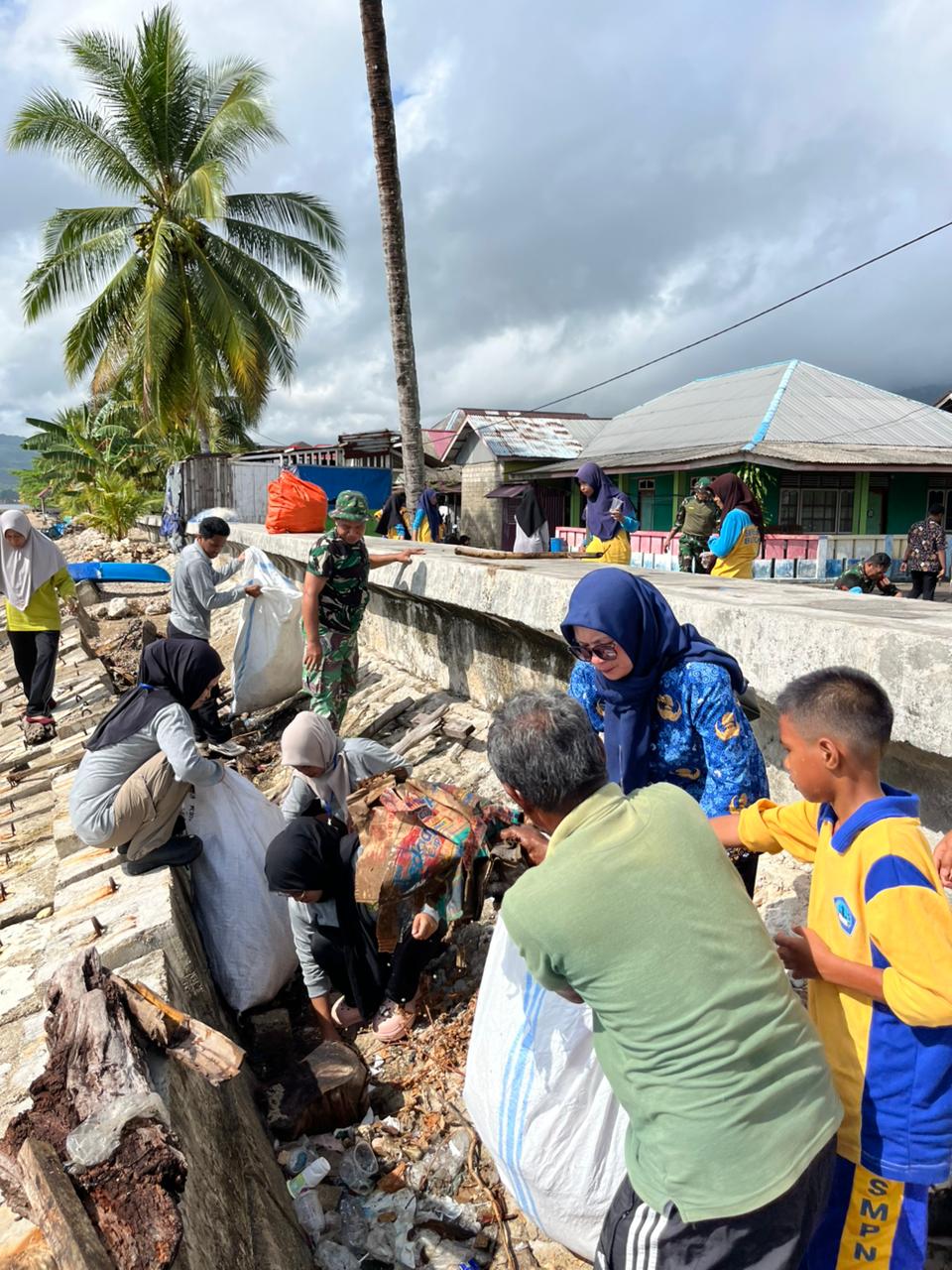 Mahasiswa KKN UMB Bersama Koramil, Kelurahan dan Siswa SMP Gelar Aksi Bersih Pantai
