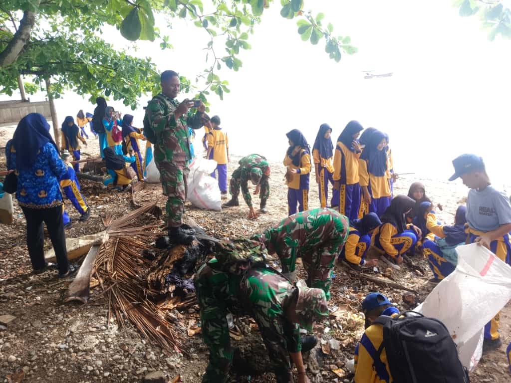 Mahasiswa KKN UMB Bersama Koramil, Kelurahan dan Siswa SMP Gelar Aksi Bersih Pantai Mahasiswa KKN UMB Bersama Koramil, Kelurahan dan Siswa SMP Gelar Aksi Bersih Pantai