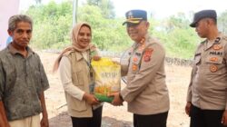 Polres Buton Salurkan Bantuan Beras SPHP Kepada Masyarakat dan Mahasiswa KKN