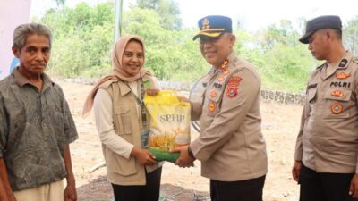 Polres Buton Salurkan Bantuan Beras SPHP Kepada Masyarakat dan Mahasiswa KKN