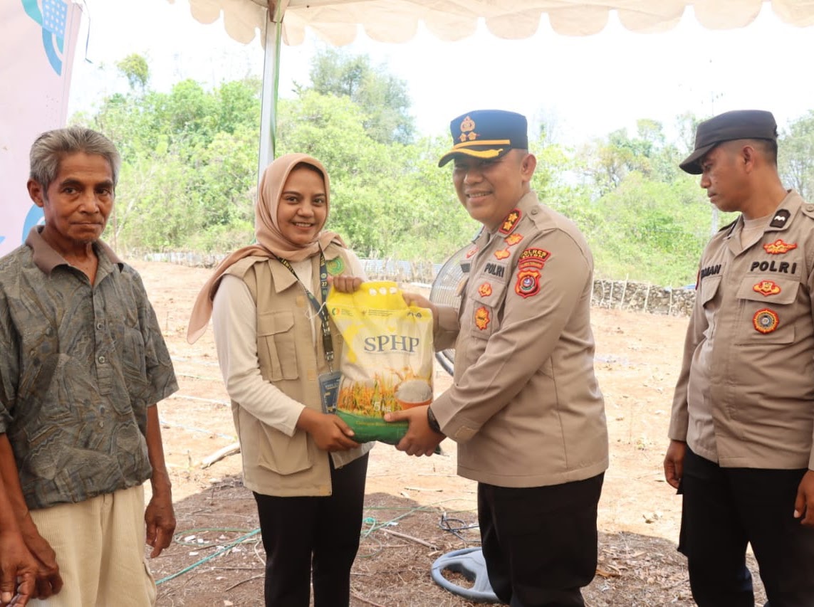 Polres Buton Salurkan Bantuan Beras SPHP Kepada Masyarakat dan Mahasiswa KKN