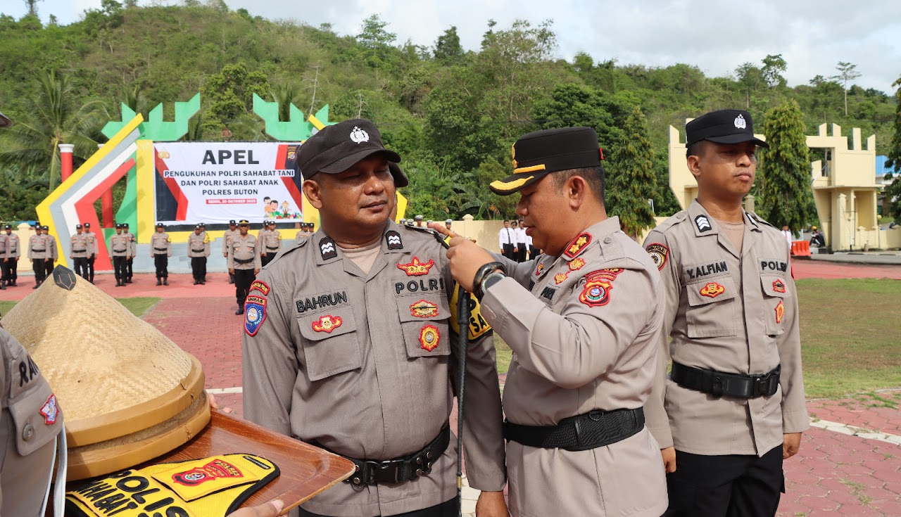 Hadir Ditengah Masyarakat, Kapolres Buton Launching Polisi Sahabat Tani dan Polisi Sabahat Anak