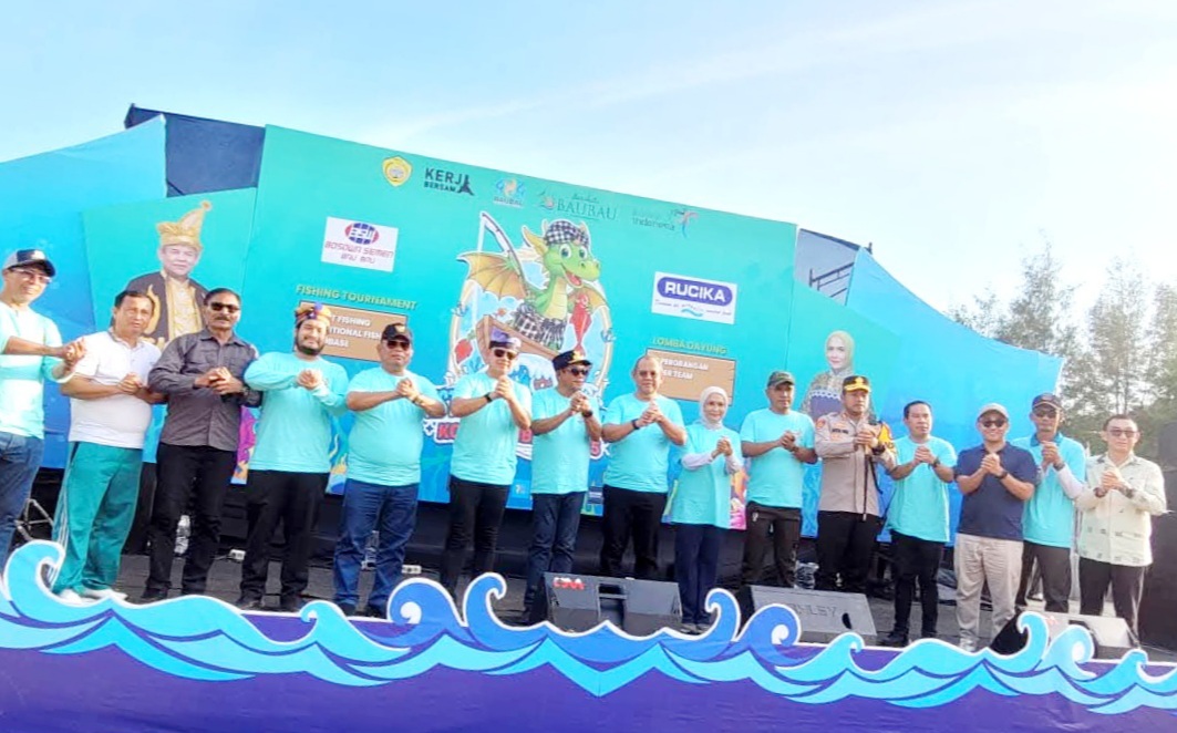 Wamendagri Resmi Membuka Festival Pesona Perairan Kota Baubau 2025