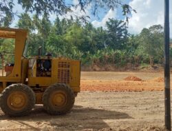 Warga Wakoko Swadaya Benahi Lapangan Bola